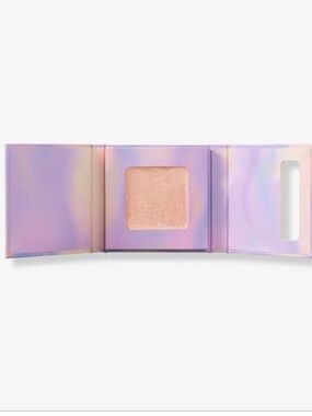 Half Magic Light Trap Duochrome Glow Powder in the shade Enter the Glow
